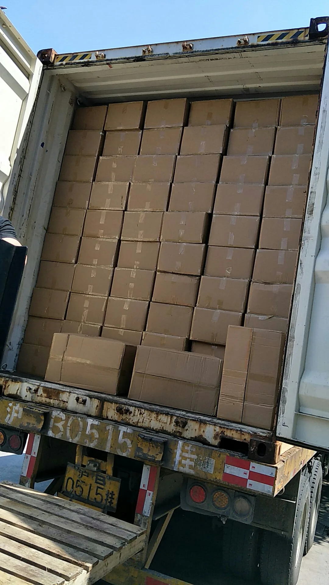 Spun polyester apron cartons loaded into a 40HQ container